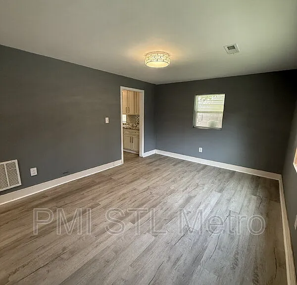 528 Royal Ave — Photo 11