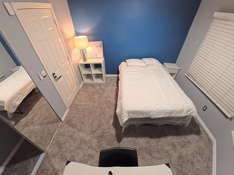 Modern room w/ full memory foam bed, mirrored closet, desk, shelves, 2 windows & serene view in a safe, quiet neighborhood.
