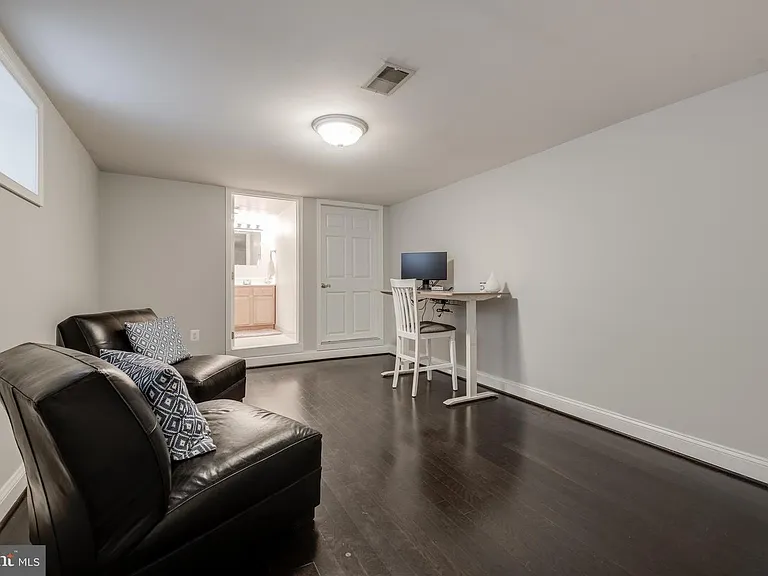 142 W Clement St — Photo 26