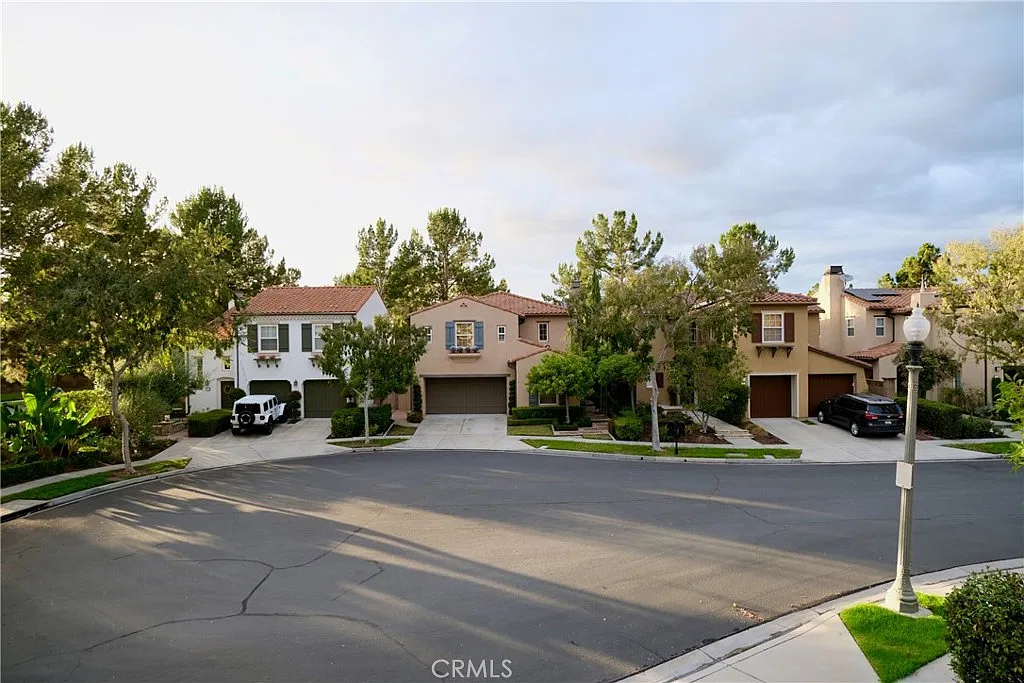 3 bed, 2.5 bath, 2486 sqft, $5,800 — Photo 1