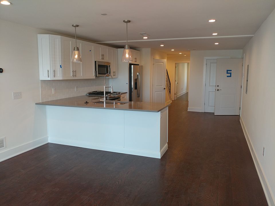 entry into apt & first floor in apt (3rd floor in bldg)