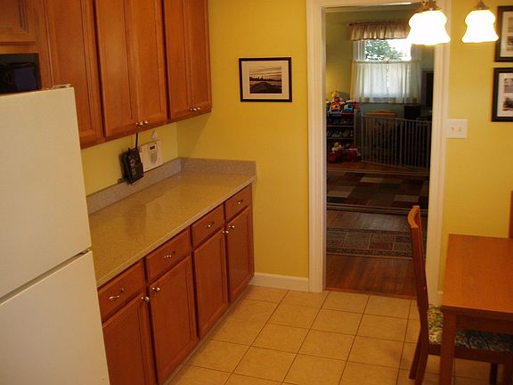 Bright Eat-In Kitchen