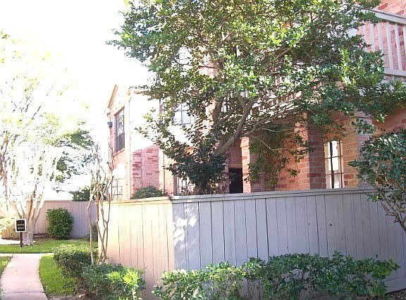 Courtyard to the Property