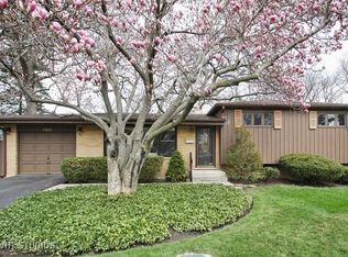 1235 Castle Dr, Glenview, IL 60025