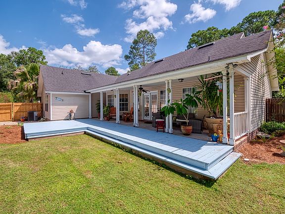 4th image of 1401 Woodland Way