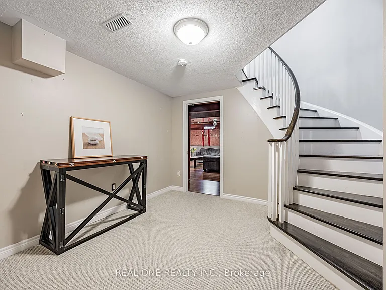 51 Hanson Cres — Photo 40