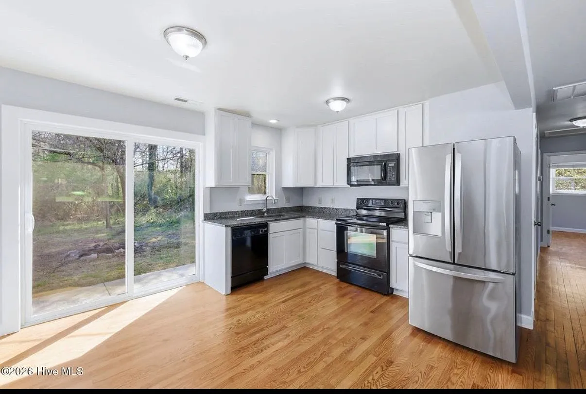 4 bed, 1300 sqft, $2,700 — Photo 3