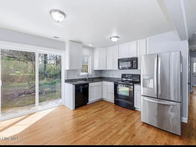 5017 Ilex Dr — Photo 3