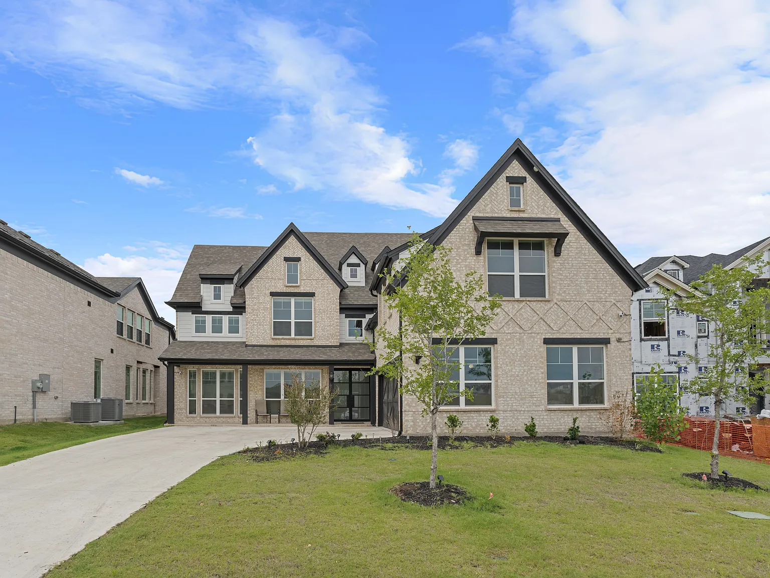 6 bed, 4786 sqft, $5,500 — Photo 2