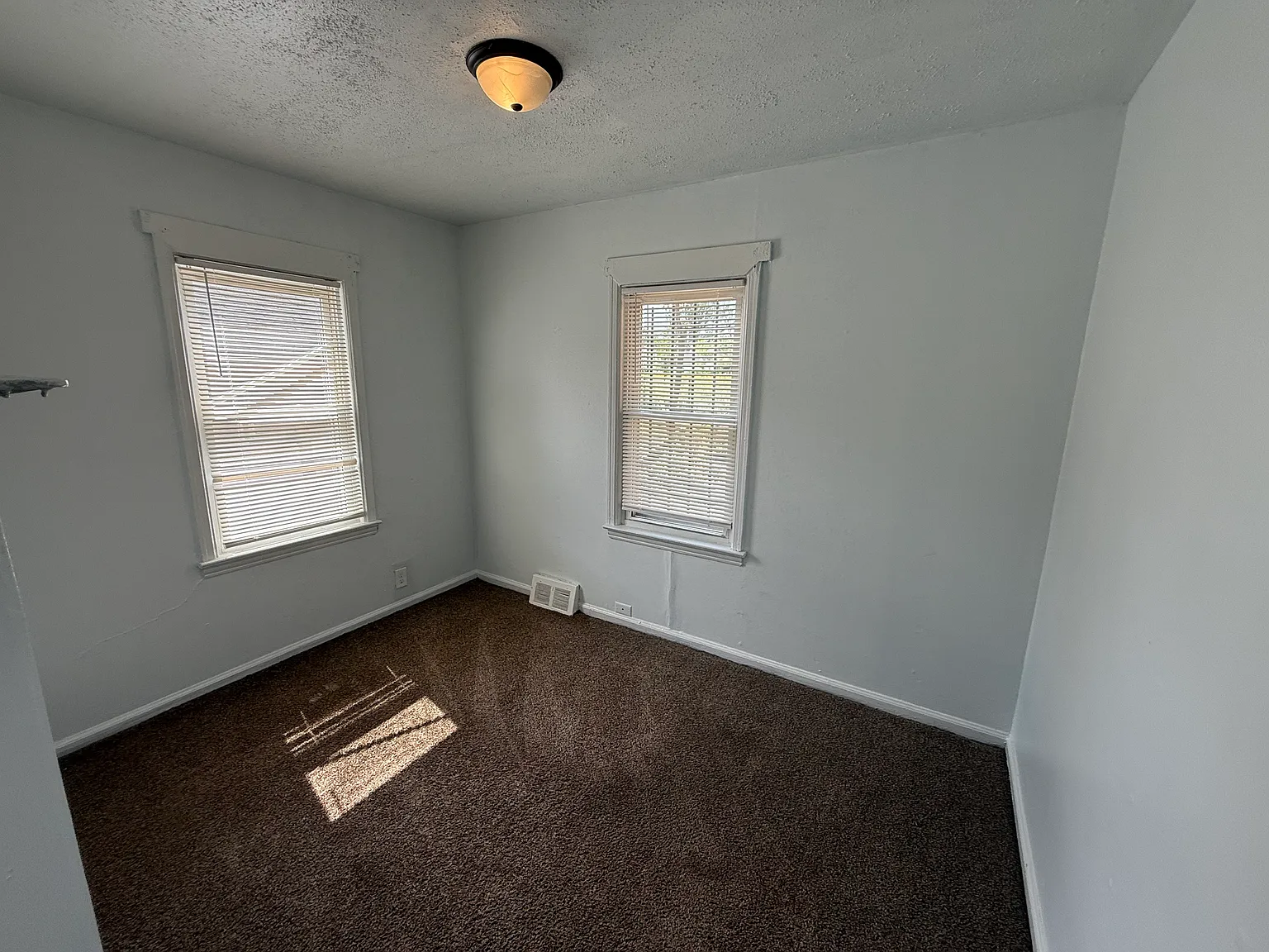 Newly refreshed 2-bedroom ranch on a quiet street. — Photo 3