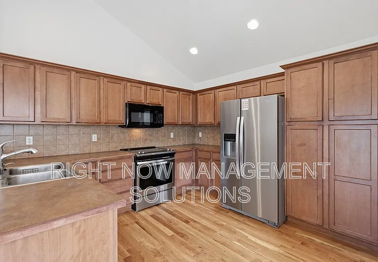 1295 N Blossom Ave — Photo 11