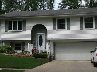 1756 Ridge Dr, Freeport, IL 61032