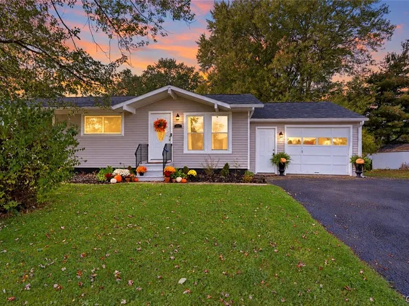 402 Birchwood Blvd, Baldwinsville, NY 13027