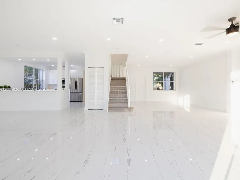 801 Tanglewood Cir — Photo 16
