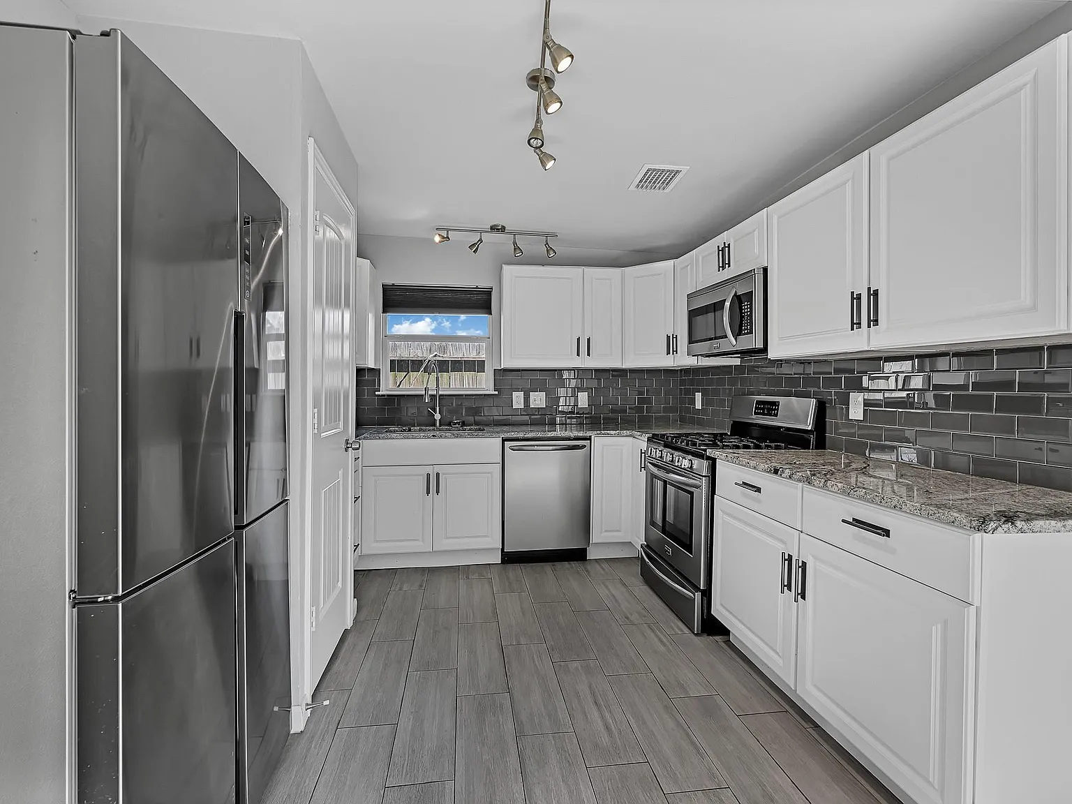 3 bed, 2.0 bath, 1065 sqft, $1,595 — Photo 2