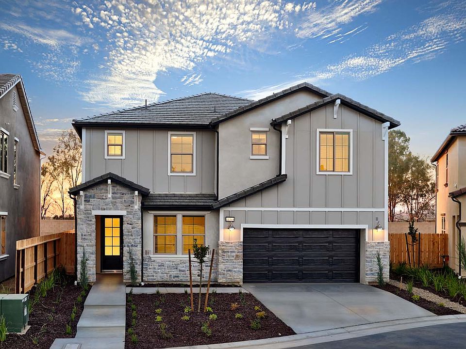 Modern Farmhouse with 2-Car Garage Exteriror