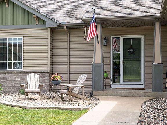 3rd image of 1045 Goldfinch Dr