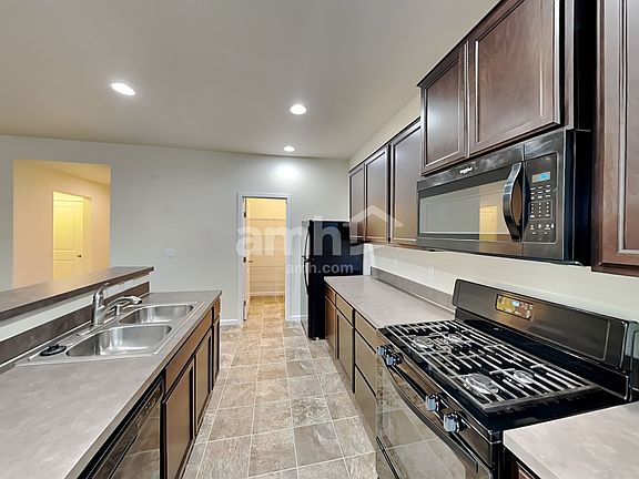 3rd image of 370 York St