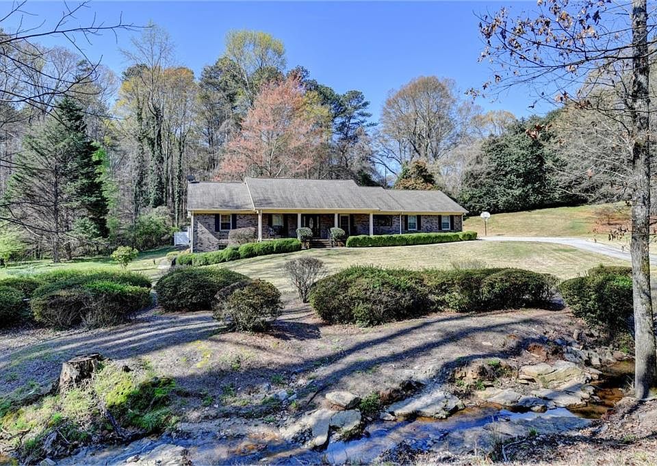 1st image of 2582 Kenwood Dr