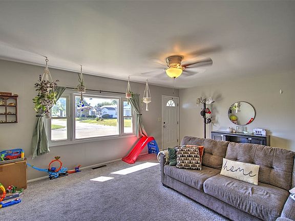 3rd image of 8 E Imboden Dr