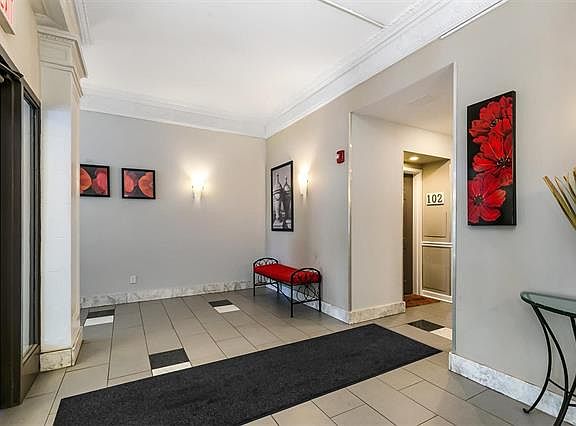 3rd image of 5330 Pershing Ave APT 405