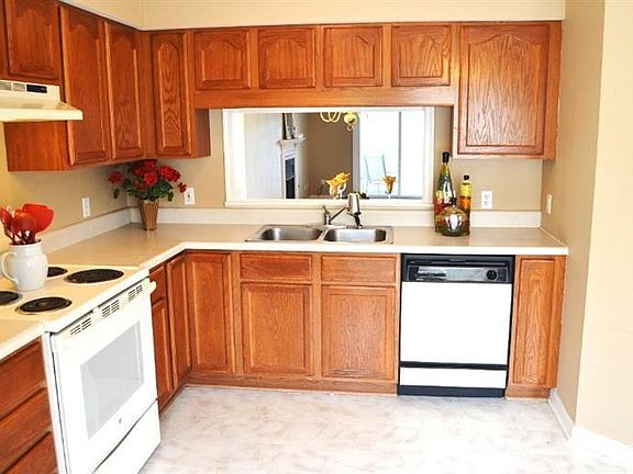 2nd image of 715 Ivy Lake Dr
