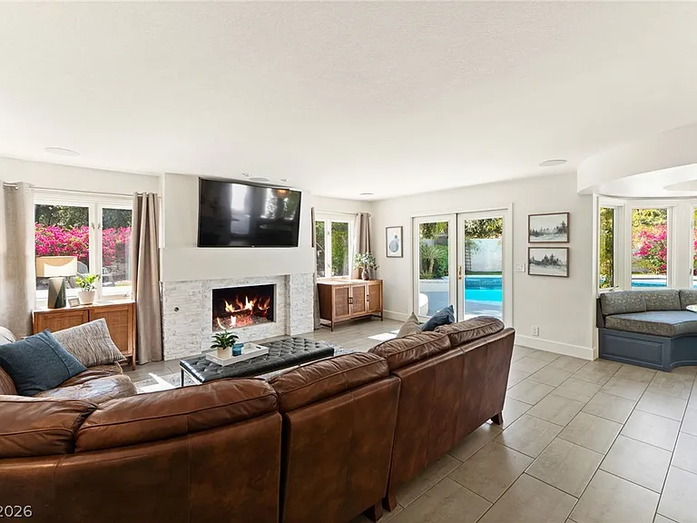 2233 Versailles Ct — Photo 40