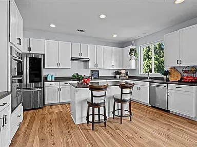 4 bed, 2.5 bath, 3310 sqft, $2,900 — Photo 4