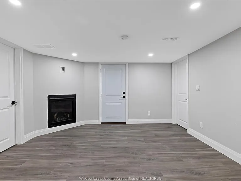 35 Victoria St N #LOWER — Photo 9