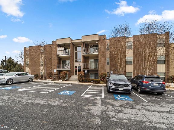 3rd image of 2 Retinue Ct APT T3