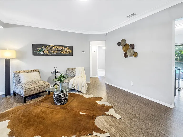 610 Cordova Blvd NE — Photo 3