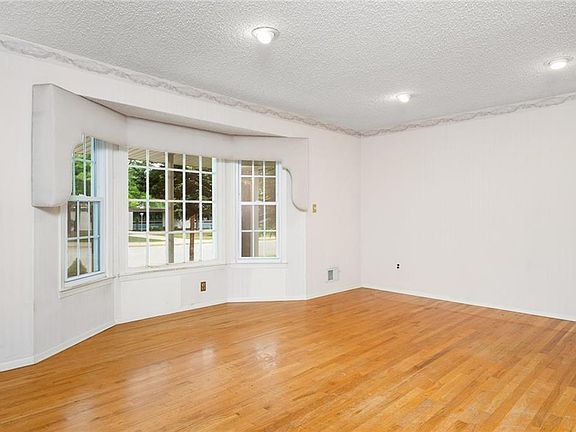 4th image of 70 Frost Ave