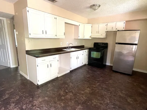 911 Chestnut St #C, Commerce, TX 75428