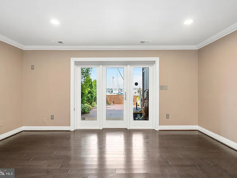2419 Boston St — Photo 2