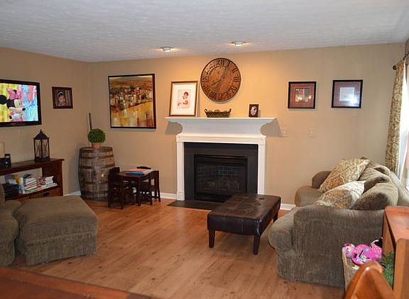 17x13 Family Room with nice laminate flooring