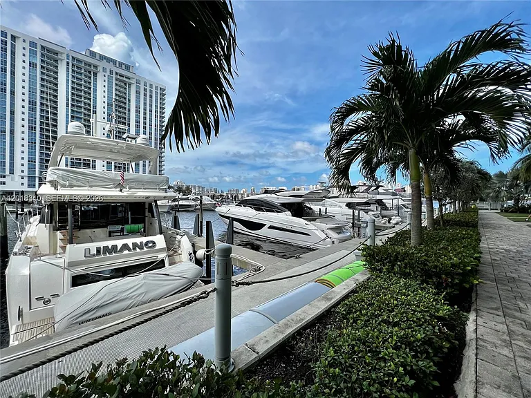 17111 Biscayne Blvd #1102 — Photo 30