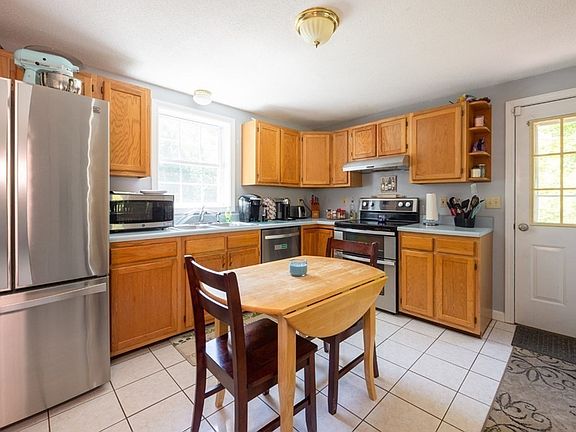3rd image of 140 Lakeshore Dr