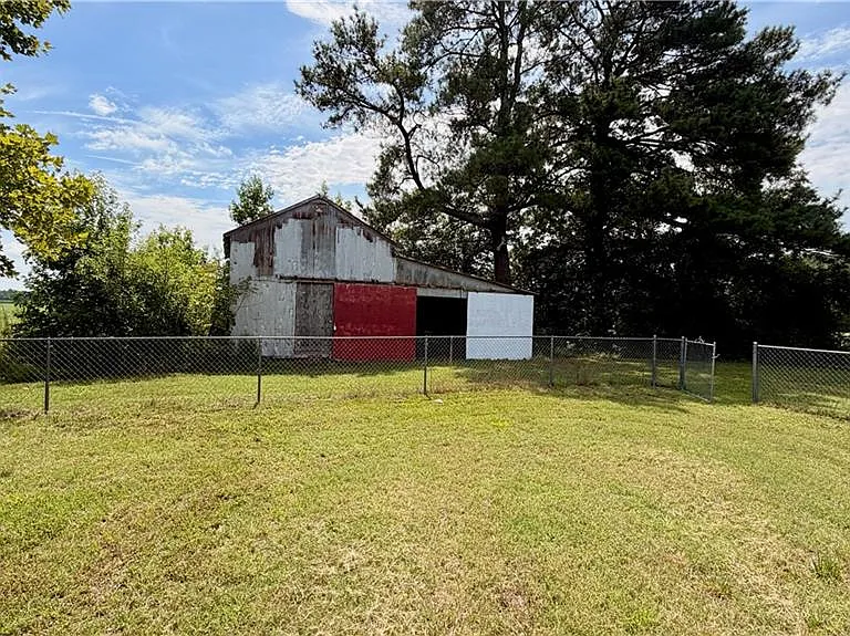 1128 Longstreet Ln — Photo 2