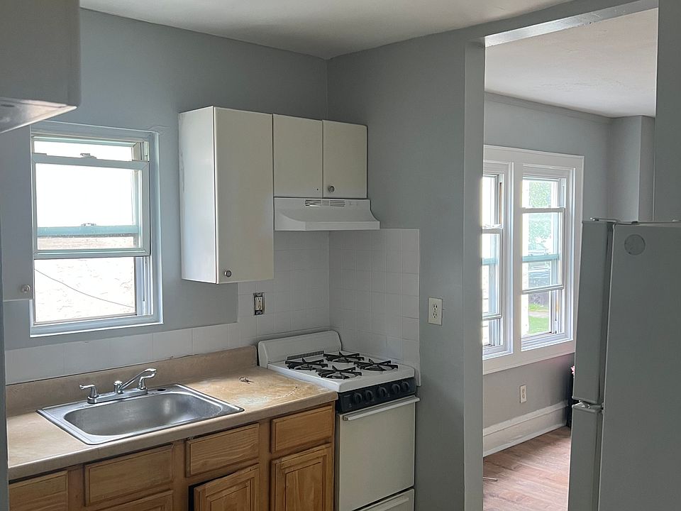 2nd image of 17 Webb Ave APT 1R