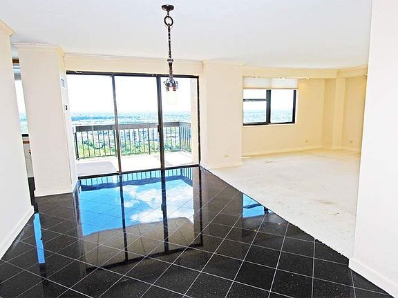 3rd image of 27010 Grand Central Pkwy APT 19D