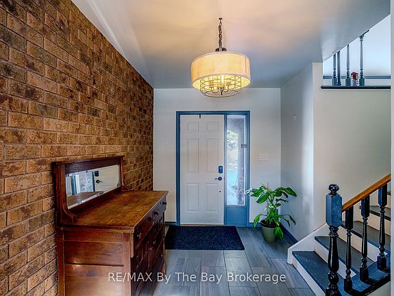 5th image of 247 Simcoe St