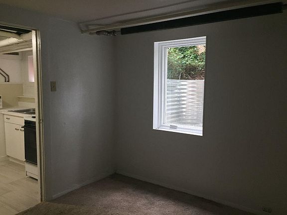 Egress window has locking grate