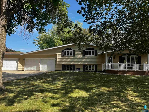 104 Parkview Dr, Lake Benton, MN 56149