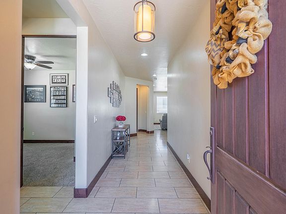 4th image of 576 N Sun Rock Way