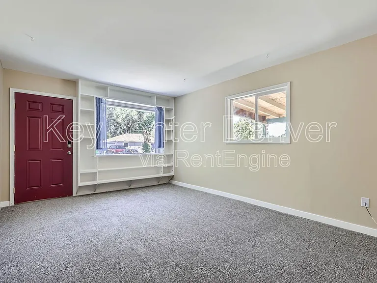 991 Vaughn St — Photo 3