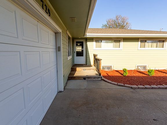 3rd image of 729 E Leslie Ave