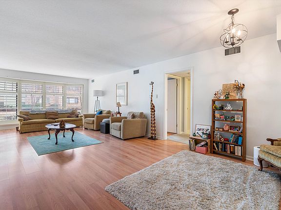 4th image of 4400 Poplar Ave APT 29