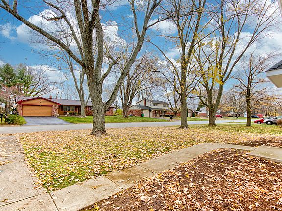 3rd image of 34 Robinwood Dr