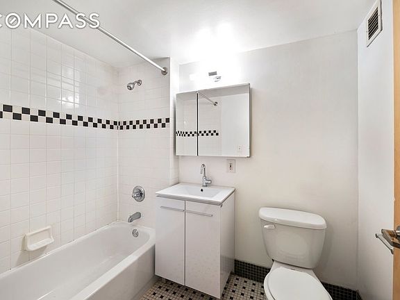 4th image of 225 E 6th St APT 3G