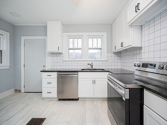 5th image of 2265 Leonard Ave #2